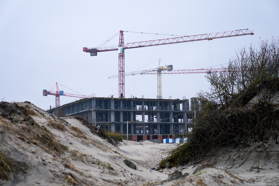 Серферы против гребенок: в Зеленоградске начали установку 40-тонных волноломов (фото)