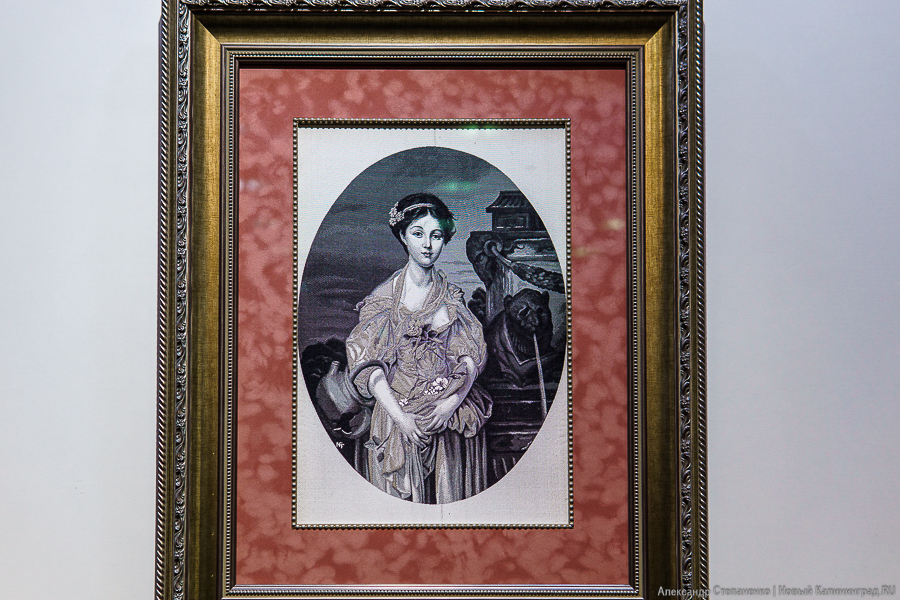 «С французским шармом»: в Калининграде открылась выставка шелковых картин (фото)