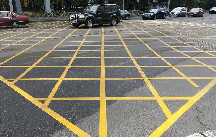 ГИБДД начала штрафовать за выезд на «вафельницу» на площади Победы