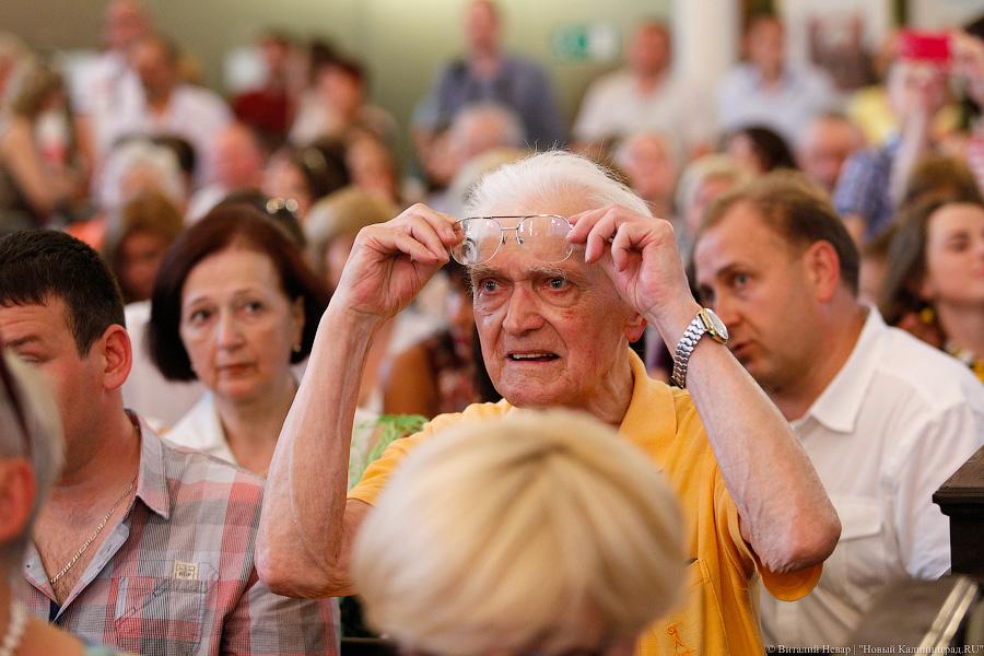 Толпа и селфи-палка: выпускникам БФУ вручили очередную партию дипломов