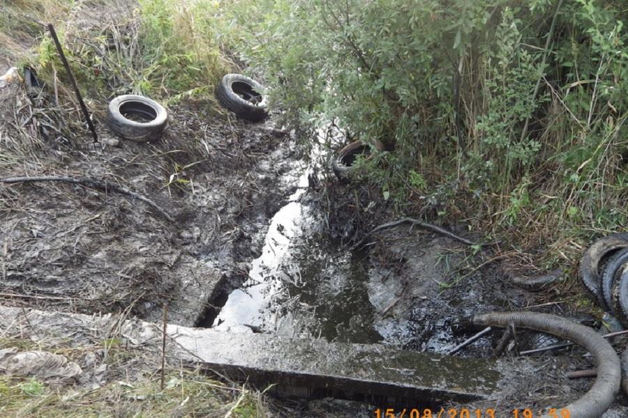 В Гурьевском районе прорвало нефтепровод, загрязнено около 1 га земель (фото)