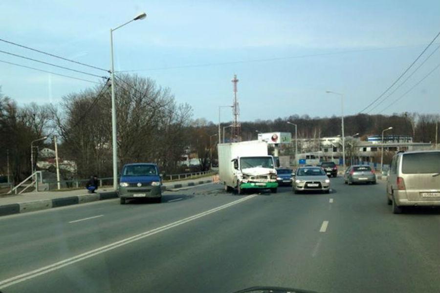На Невского столкнулись два грузовика, собирается пробка (фото)