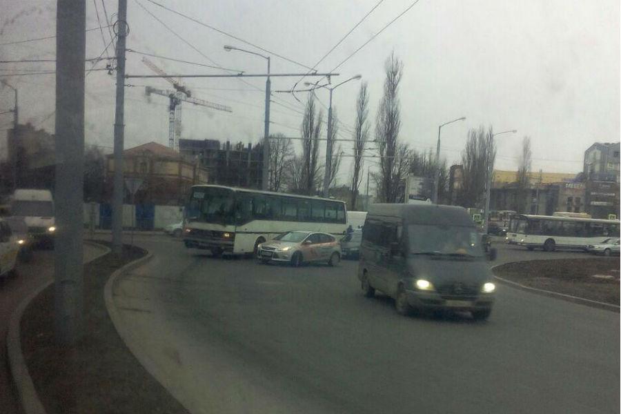 На кольце пл. Василевского столкнулись автобус и «Опель» (фото)