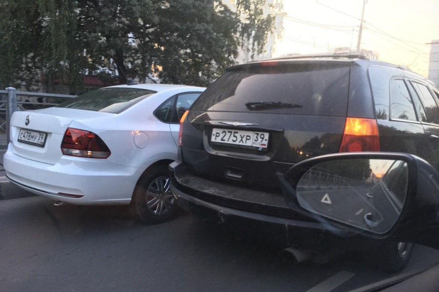 На ул. Горького столкнулись «Крайслер» и «Фольксваген», проезд затруднен (фото)