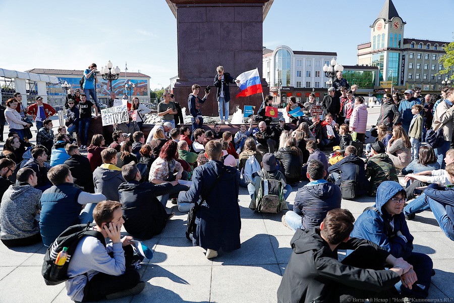 Участники акции «Он нам не царь» устроили сидячую демонстрацию в центре города