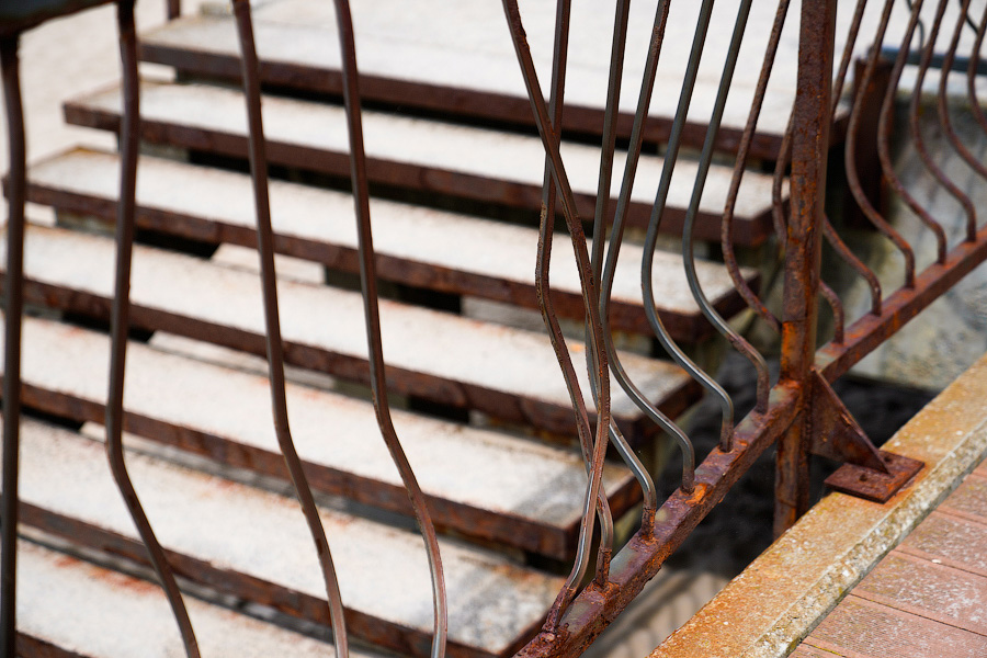 Ржавое настоящее: как выглядит променад рядом с госрезиденцией в Пионерском