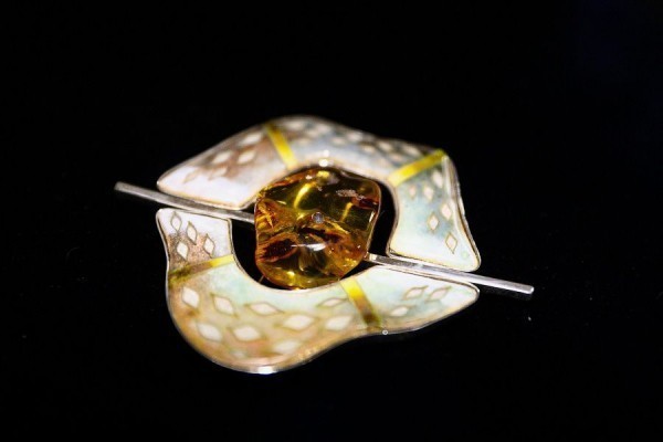 Открыть янтарь заново: рассказываем про главные работы биеннале Алатырь-2019