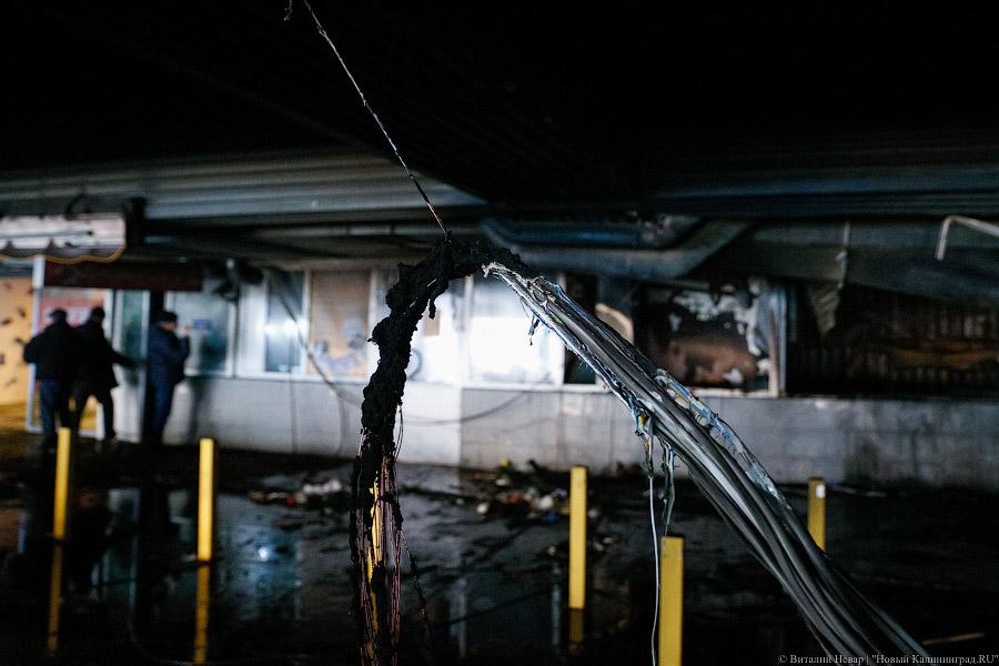 Цветы, гарь и копоть: пепелище пожара в торговом центре Калининграда (фото)