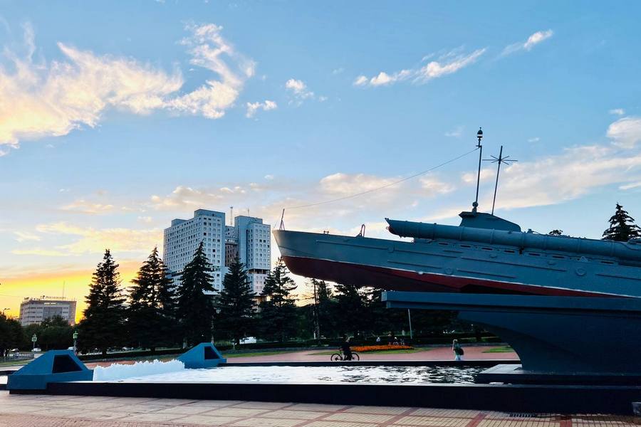 Катер снова на плаву: у памятника «Морякам-балтийцам» установили фонтан (фото)