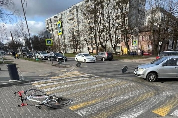 На Аллее Смелых в Калининграде под колеса «Шкоды» попал велосипедист