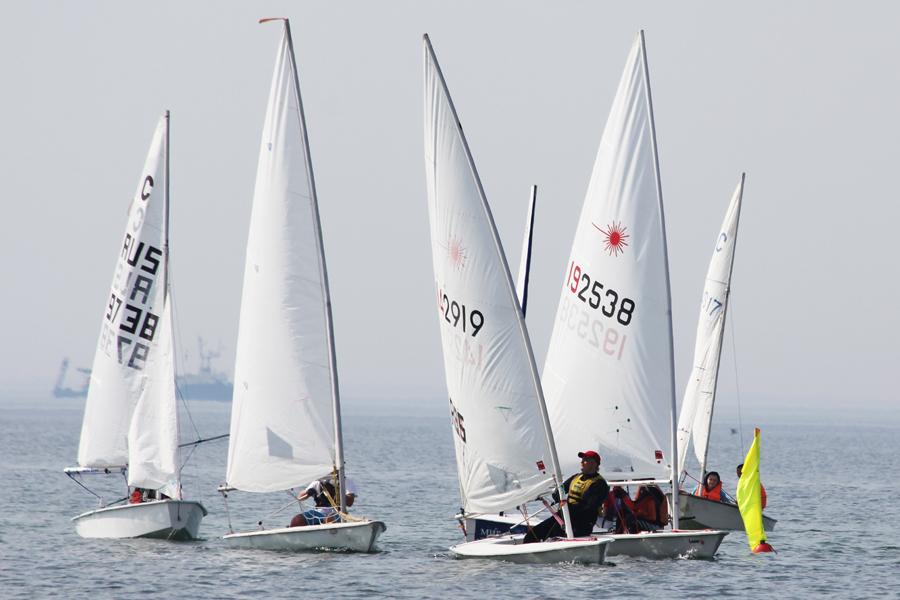 «За победу!»: фоторепортаж с первой региональной парусной регаты сезона