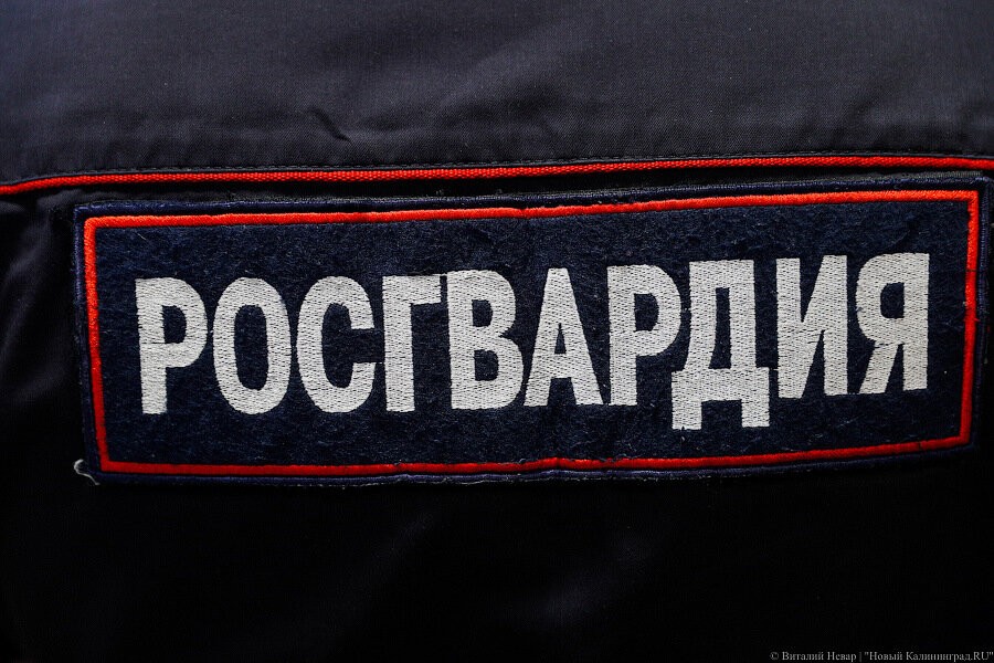 Силовики оцепили остановку на ул. Горького из-за мешка с мусором