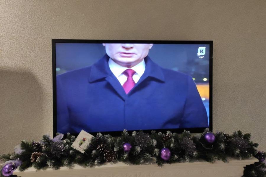 Калининградское телевидение показало поздравление Путина, «обрезав» ему полголовы