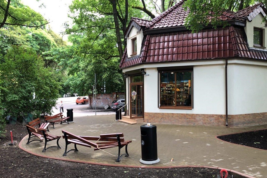 В Калининграде вандалы уничтожили недавно установленные скамейки в сквере (фото)