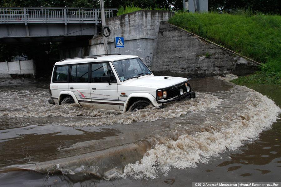 «Праздничные купания»: фоторепортаж с затопленной Аллеи Смелых