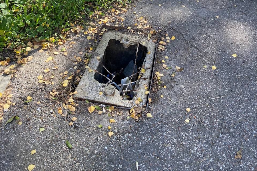 В районе «Вагонки» жители начали самостоятельно ремонтировать сломанные люки на тротуарах (фото)