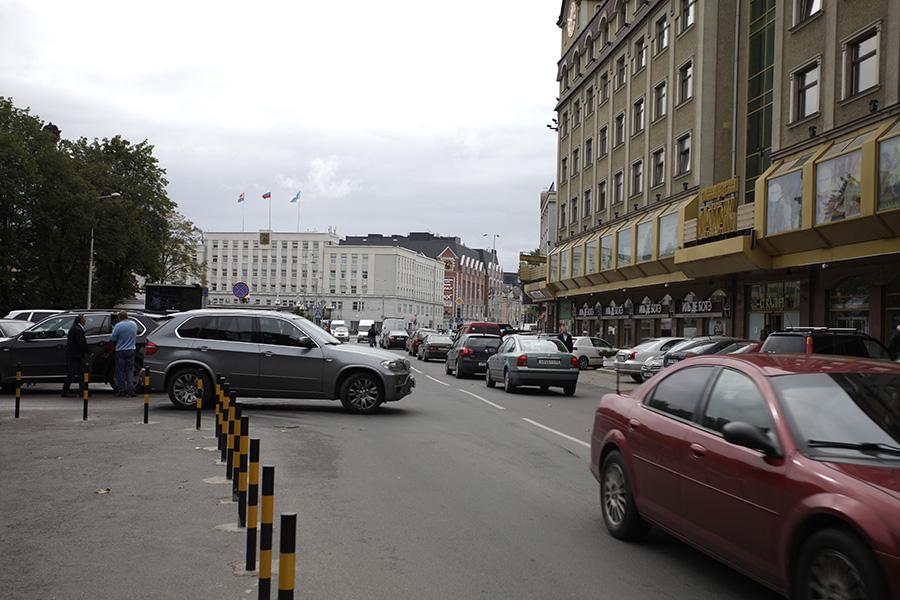 Не красный, не желтый и не зеленый: почему не работает новый светофор на Гаражной