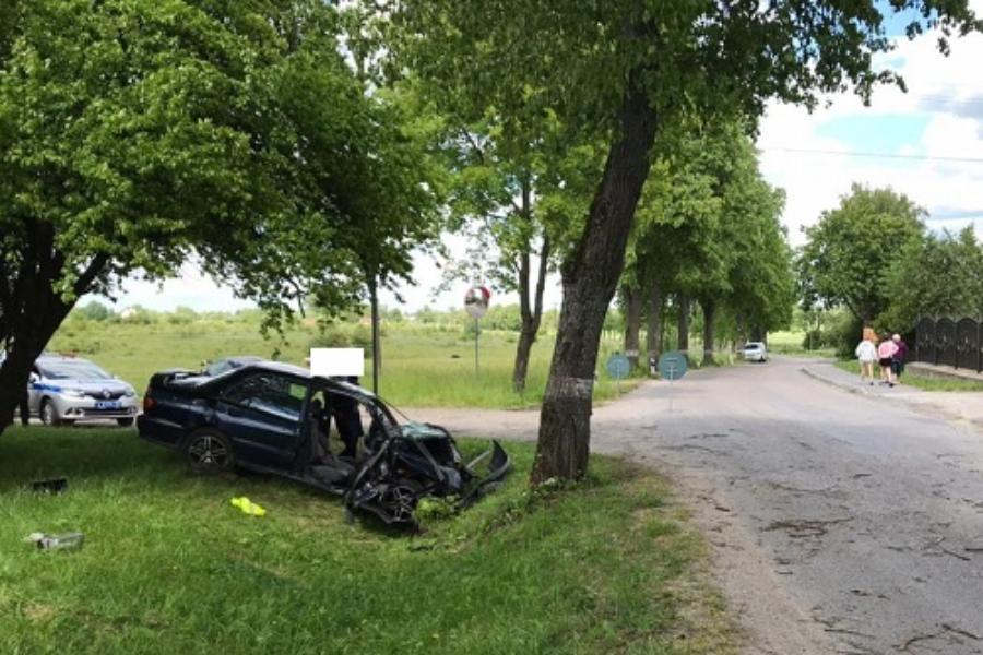 Под Гурьевском машина врезалась в дерево, двое в больнице (фото)