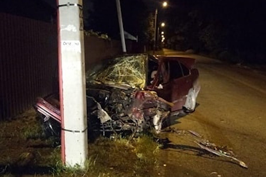 В Калининграде водитель «БМВ» врезался в дерево и скрылся, пострадал подросток