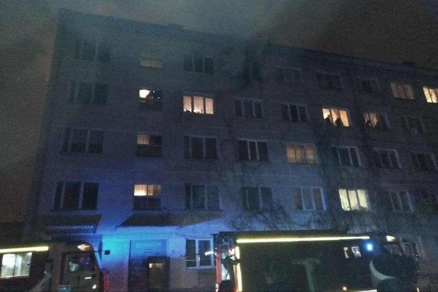 Из-за пожара на Горького эвакуировали 20 человек, пострадал мужчина