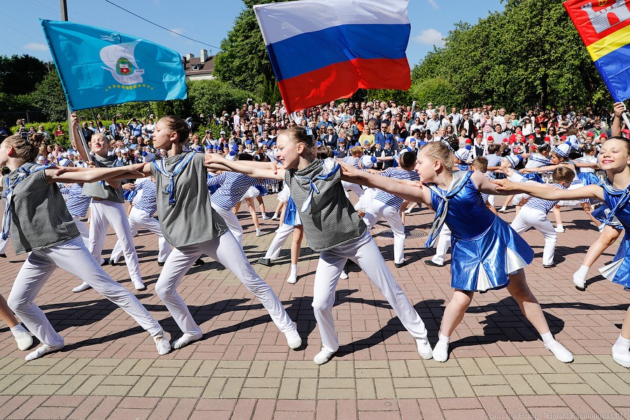 Майский вальс и слёзы: в школах Калининграда прозвенел последний звонок (фото)