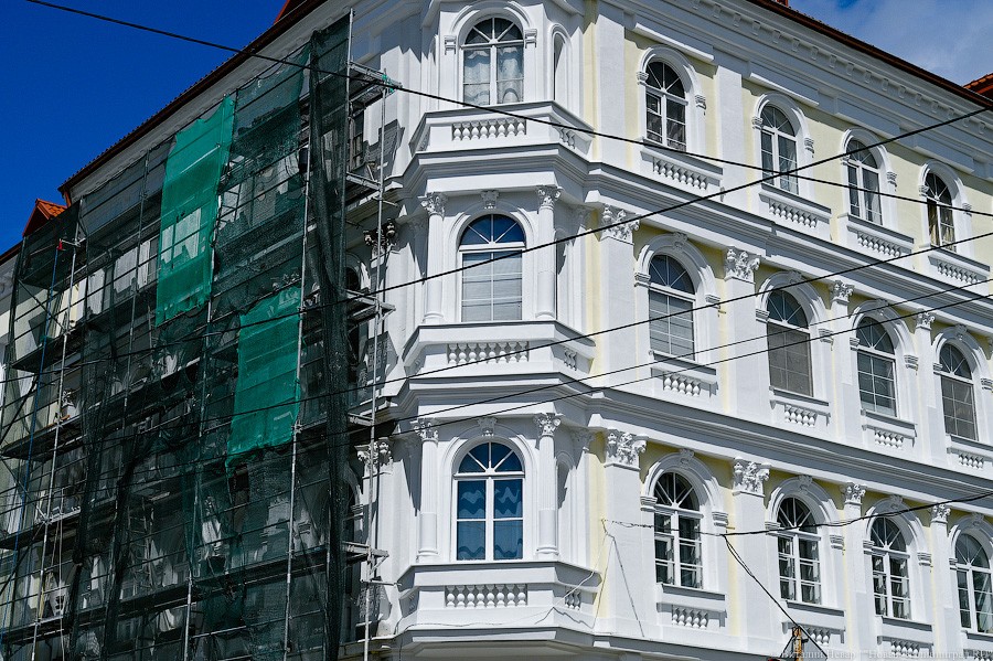 В Калининграде завершают ремонт памятника, у которого в 2018-м обрушился фасад (фото)