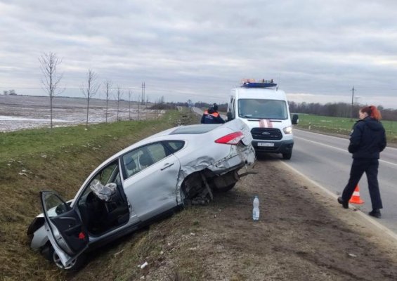 Возле Гурьевска столкнулись три автомобиля, два слетели в кювет (фото)