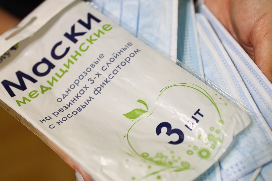 Правительство РФ ограничило торговую наценку на маски и перчатки 10-ю копейками