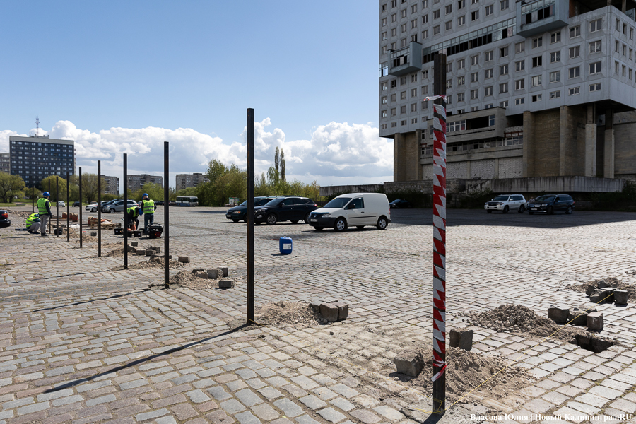 Забор на парковке: Дом Советов начали готовить к сносу (фото)