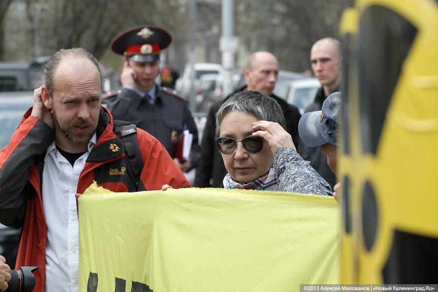 «Банки и бочки»: акция протеста финансированию Балтийской АЭС в Калининграде