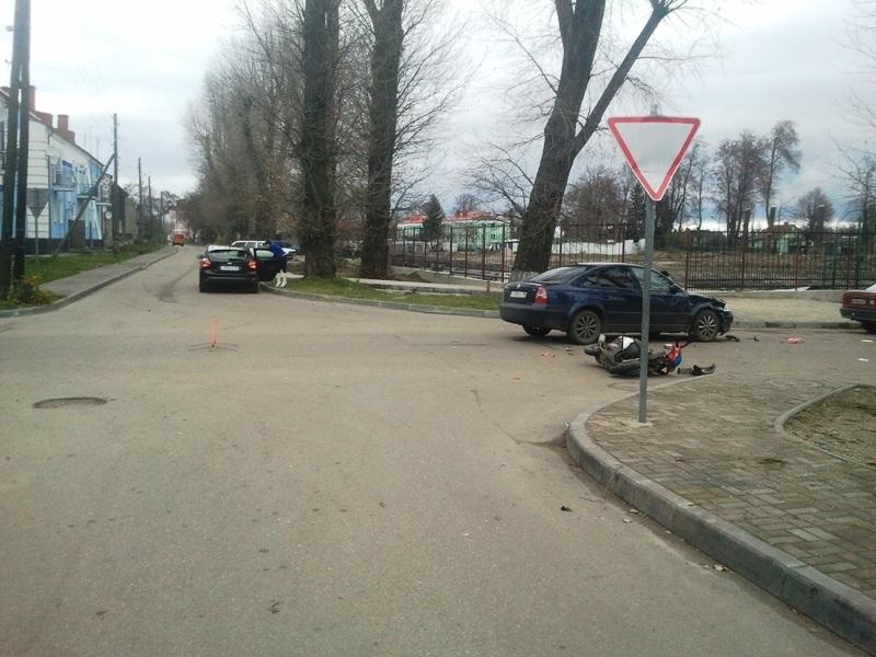 В Мамоново водитель скутера нарушил правила и врезался в машину (фото)