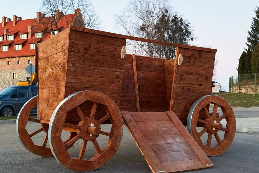 Для замка Прейсиш-Эйлау изготовили боевую повозку рыцарей (фото)
