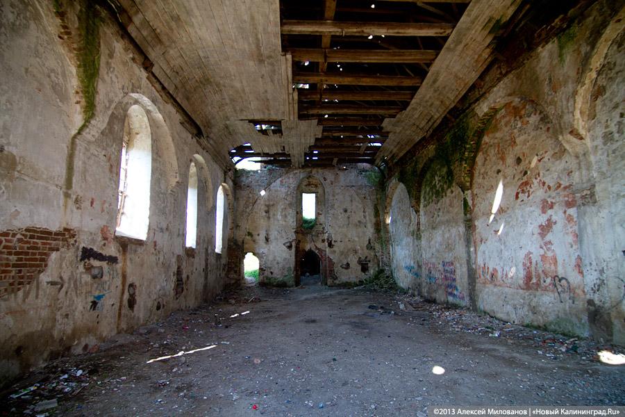 «Фрески и аисты»: вокруг кирхи в посёлке Кумачево идёт судебная тяжба