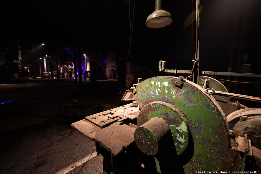 Индустриальные смыслы «Смены»: как прошёл фестиваль света в Кузнечном цехе (фото)