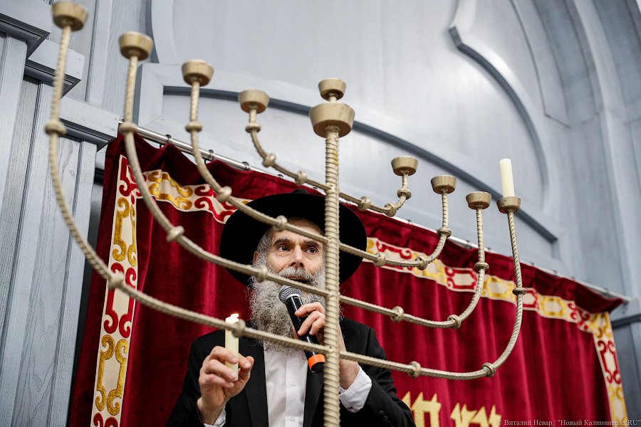 22 декабря: в синагоге Калининграда зажгли ханукальную свечу  