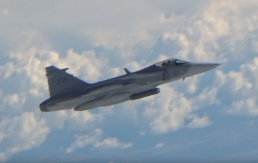 Минобороны снова показало, как Ту-160 летают над Балтикой с истребителями НАТО