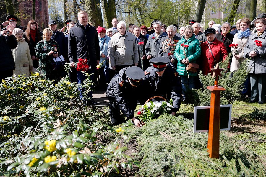 Память героям: в Калининграде перезахоронили найденных поисковиками воинов