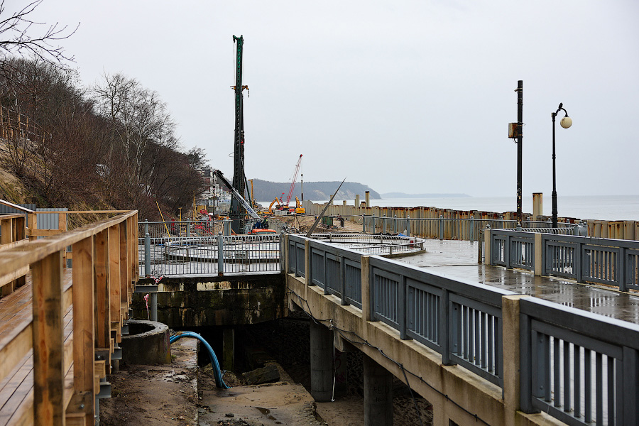 Вода, сваи, буны: что происходит в Светлогорске, где реконструируют старый променад (фото)