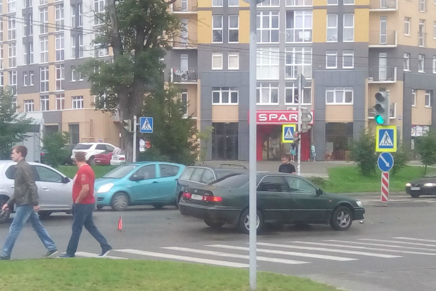На Гагарина столкнулись два авто, движение сильно затруднено (фото)