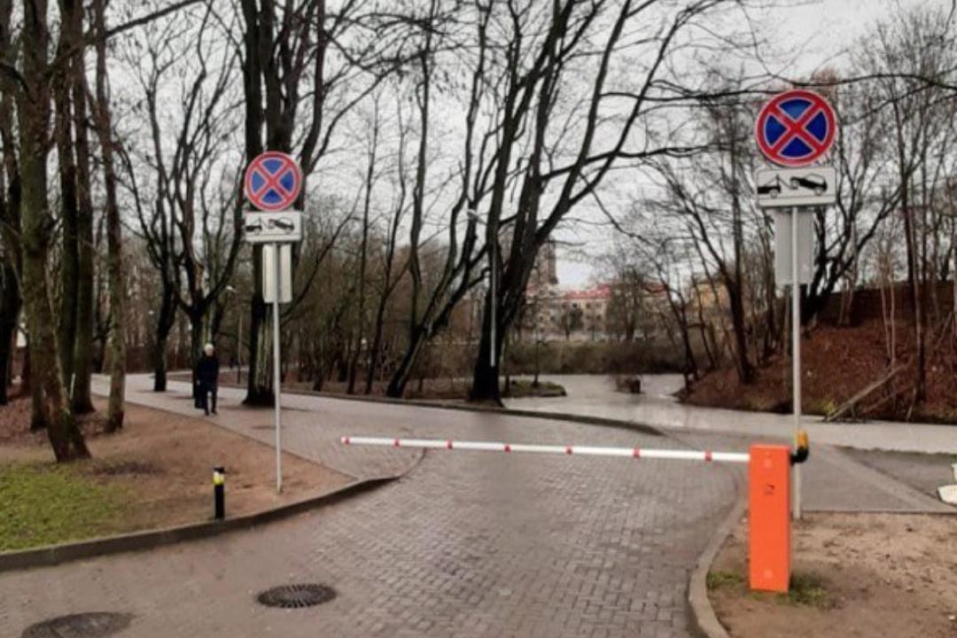 В Южном парке запретили парковку автомобилей. Будет работать эвакуатор