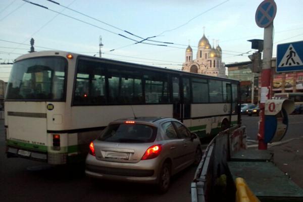 На перекрестке ул. Черняховского и Ленпроспекта автобус врезался в «Пежо» (фото)