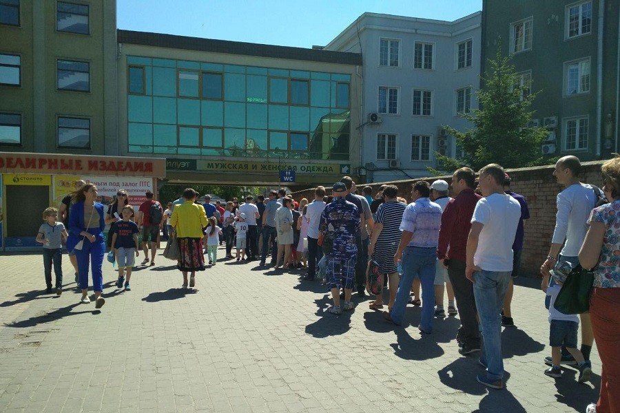 Калининградцы сообщают о больших очередях на шаттлы для болельщиков (фото)