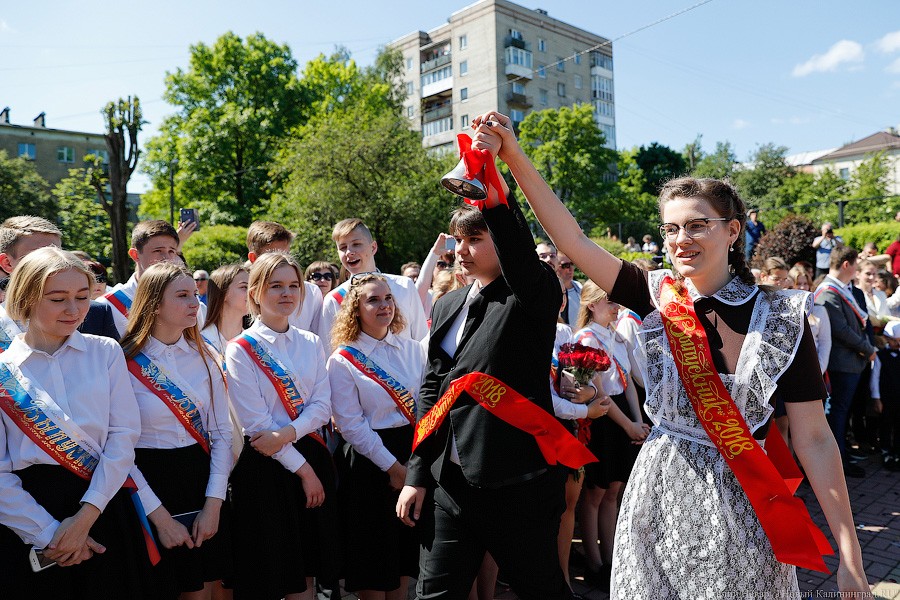 Майский вальс и слёзы: в школах Калининграда прозвенел последний звонок (фото)