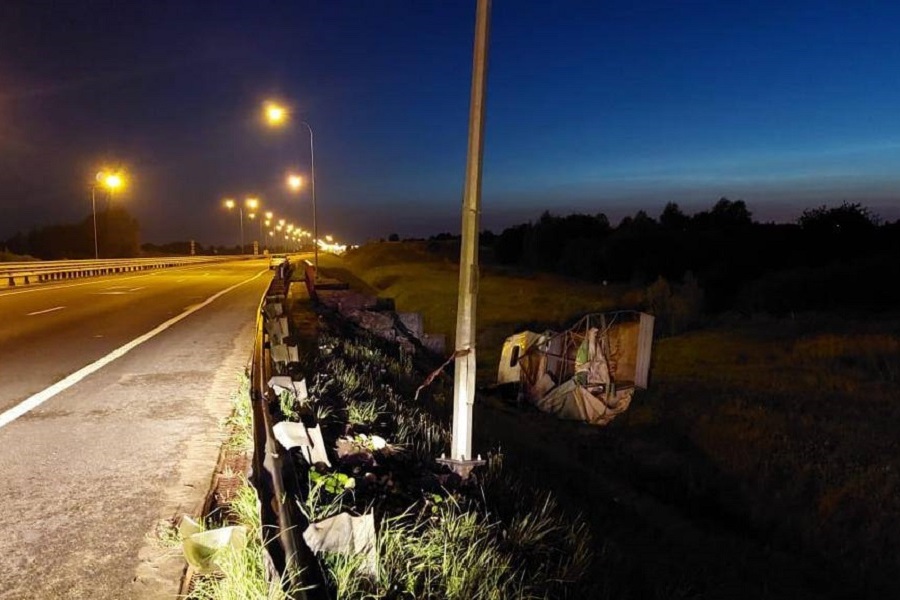 В столб и в кювет: в Гурьевском районе в ДТП пострадал 35-летний водитель (фото) 