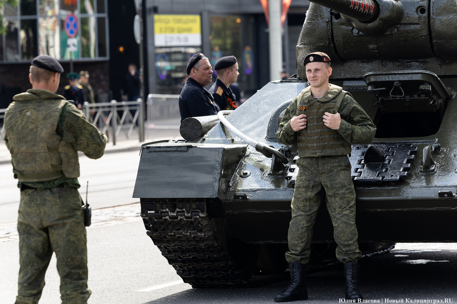 Вино из одуванчиков: изнанка генеральной репетиции парада в Калининграде (фото)
