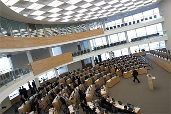 Литовский парламент одобрил сокращение пенсий и соцвыплат