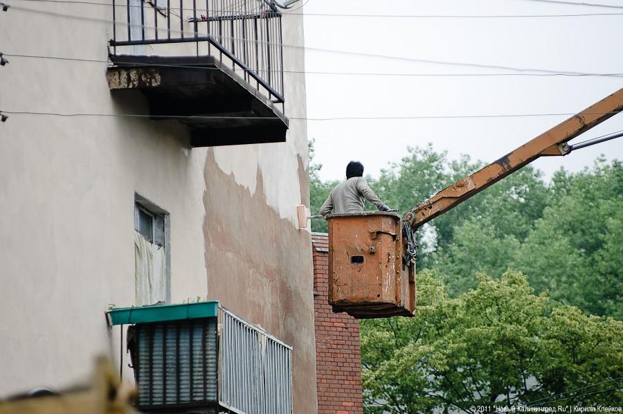Балтийск спешно ремонтирует дороги и фасады домов ко Дню ВМФ