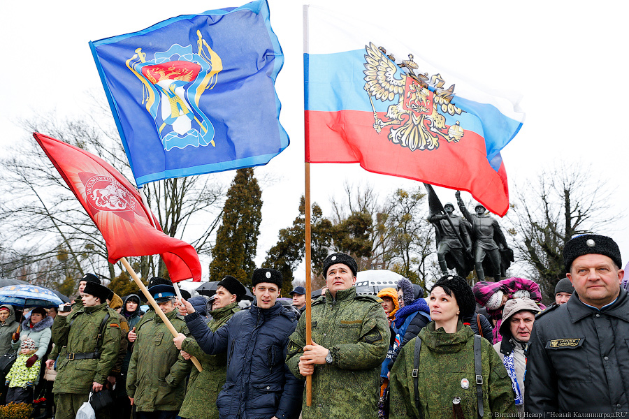 Лица защитников: как калининградские ВИПы возлагали цветы