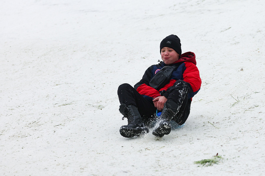 Полет на санках: как в Центральном парке Калининграда с горки катаются (фото)