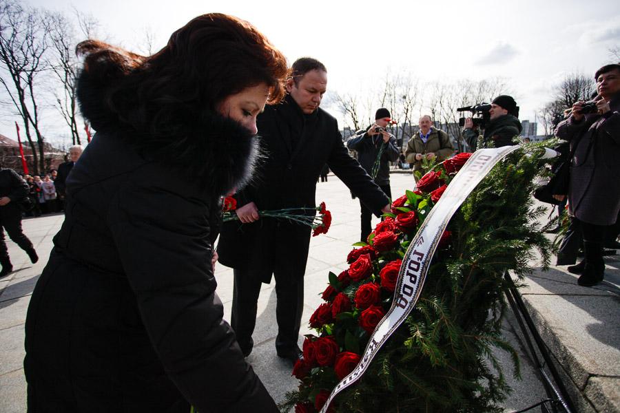 «И снова победа»: возложение венков и цветов на мемориале 1200 воинам-гвардейцам 